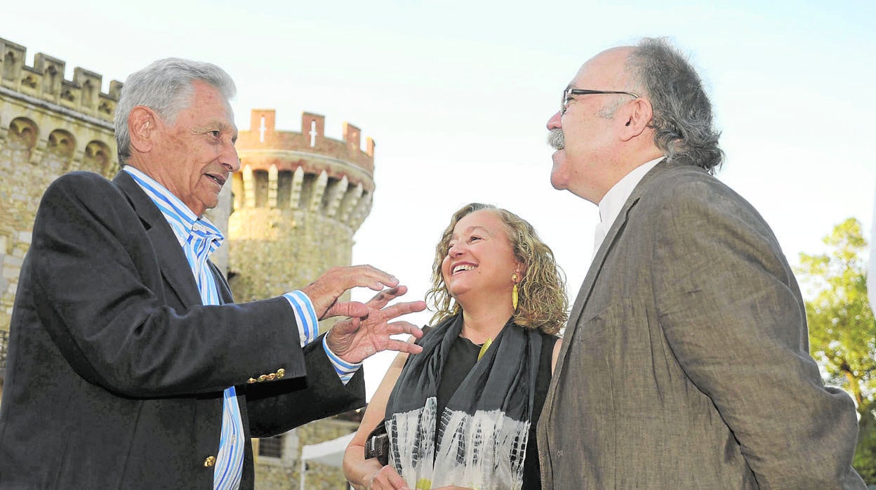 Arturo Suqué conversa con Josep Lluis Carod- Rovira y su esposa junto al castillo de Peralada, 2009