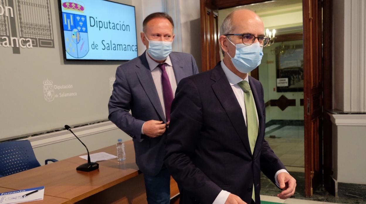 El presidente de la Diputación de Salamanca, Javier Iglesias, junto al diputado de Medio Ambiente, Román Hernández