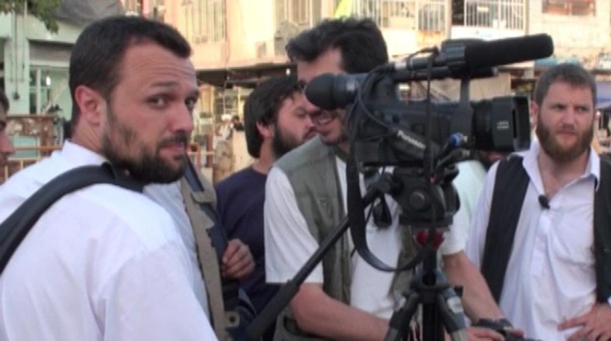 Roberto Fraile, junto al también periodista asesinado David Beriáin, durante la grabación del documental «Los ojos de la guerra» de Roberto Lozano