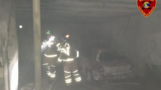 Un herido y 12 vecinos evacuados por un aparatoso incendio en un bloque de pisos de Alagón