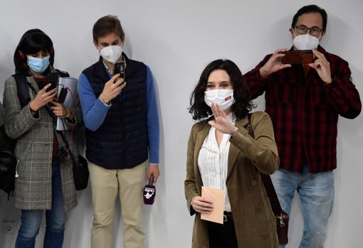 Isabel Díaz Ayuso vota en el Colegio la Inmaculada Marillac