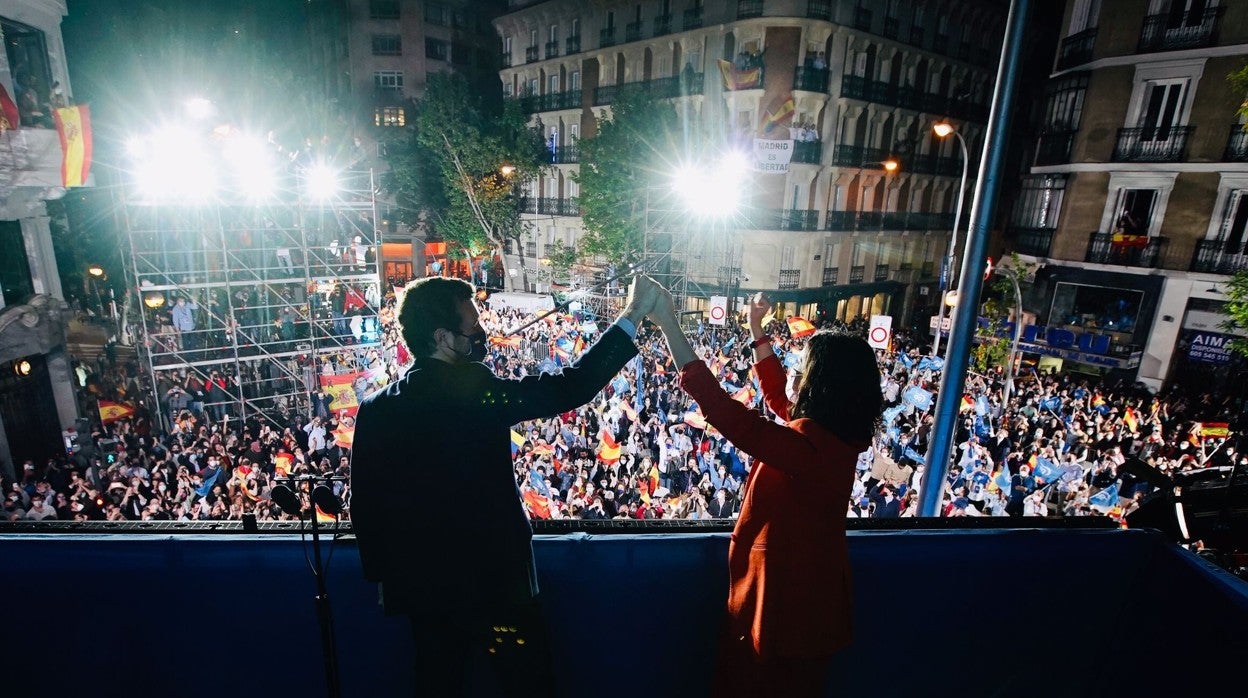 Pablo Casado e Isabel Díaz Ayuso, en el balcón de Génova