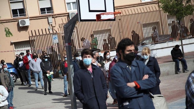 Los ciudadanos que estén en la cola antes de las 20 horas podrán votar pese al cierre