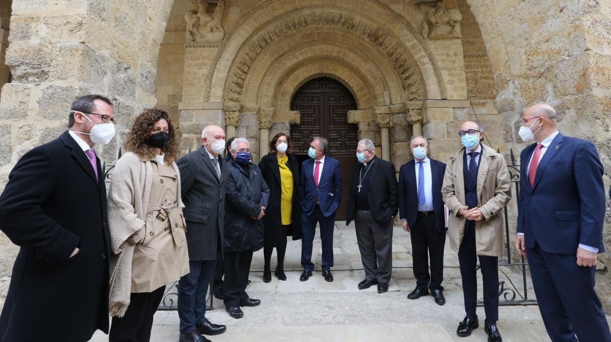 El consejero de Cultura y Turismo, Javier Ortega; el secretario general de la Fundación Edades del Hombre, Gonzalo Jimenez, junto al obispo de Palencia, Manuel Herrero, y la presidenta de la Diputación, Ángeles Armisén, asisten a la presentación de la exposición ''LUX'' de XXV edición de Las Edades del Hombre en Carrión de los Condes