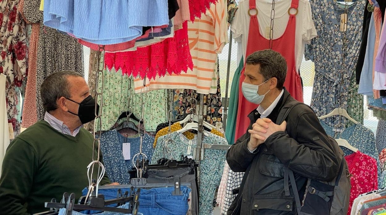 Esteban Paños ha visitado hoy el mercadillo 'El Martes'