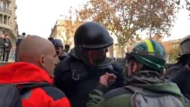 Momento en el que el mosso se encarga con el agente rural que se manifestaba