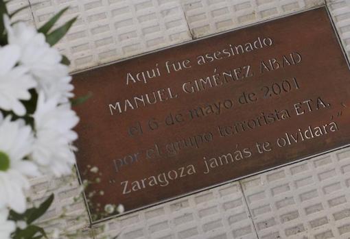 Placa que se ha instalado en el lugar en el que Giménez Abad fue asesinado