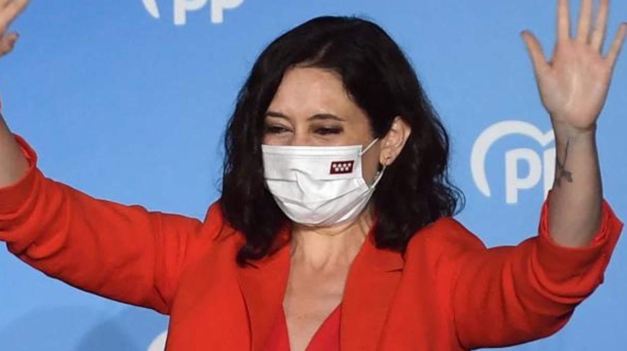 La presidenta electa de la Comunidad de Madrid, Isabel Díaz Ayuso, celebra su victoria