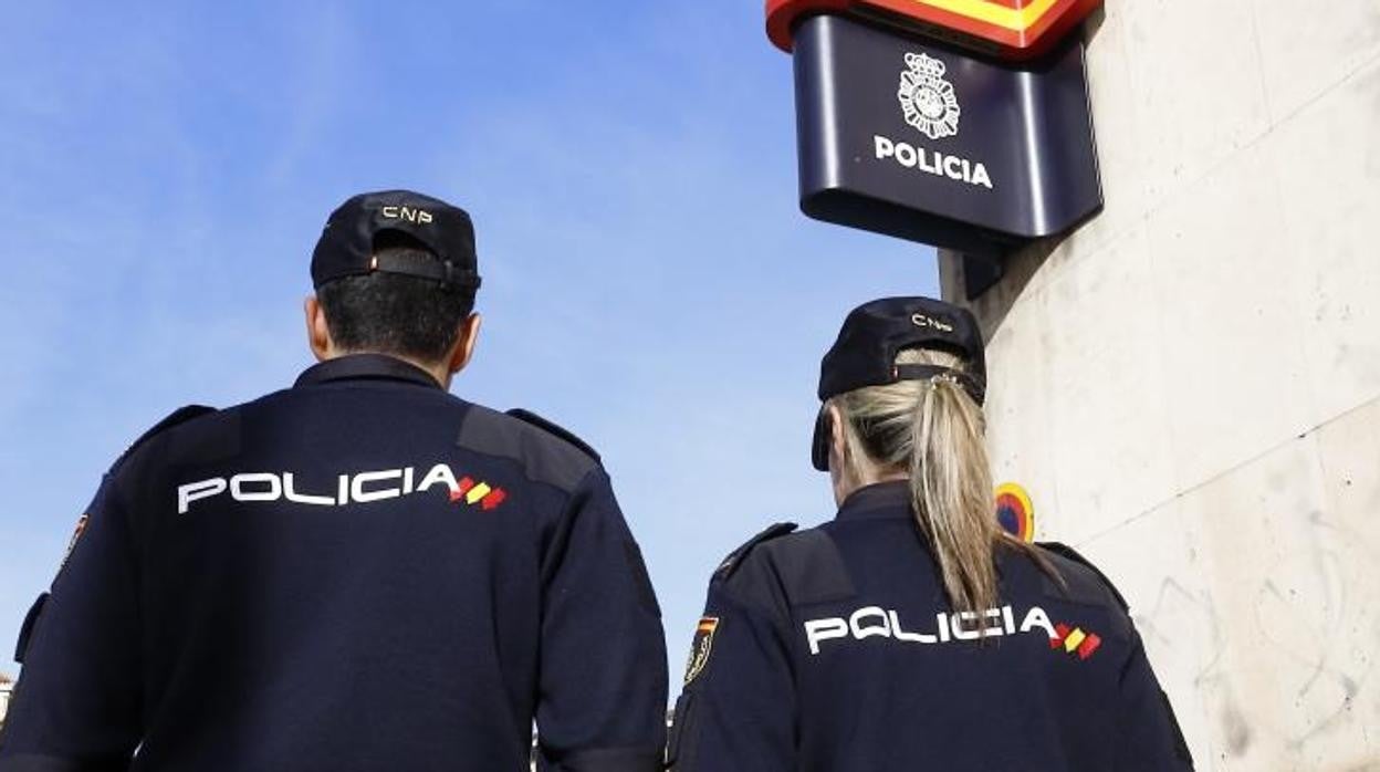 Agentes a las puertas de una comisaría de la Policía Nacional en Zaragoza