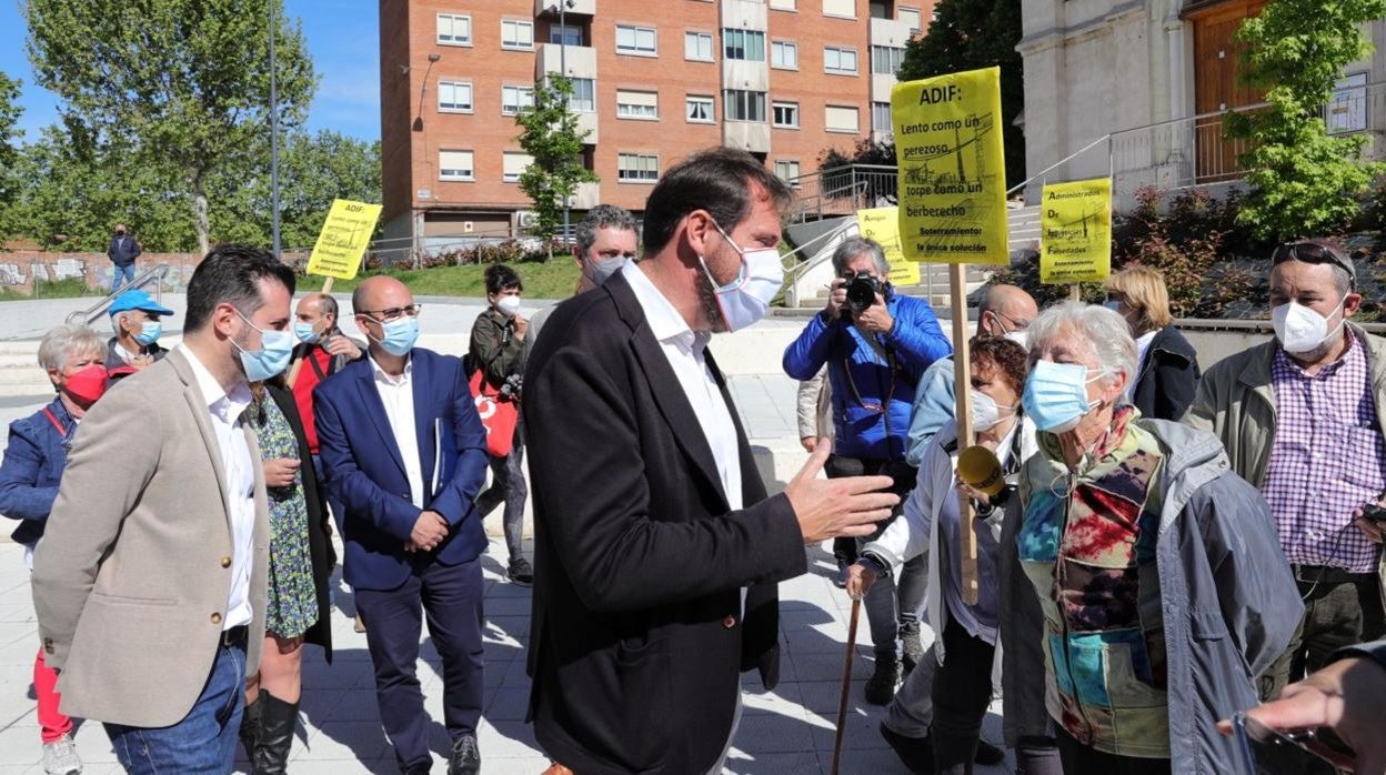 Tudanca y Puente atienden a los vecinos