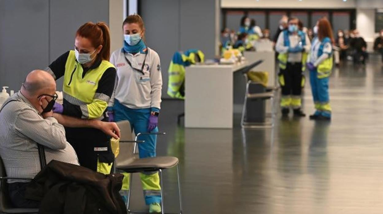 Una sanitaria vacuna a un hombre en el estadio Wanda Metropolitano