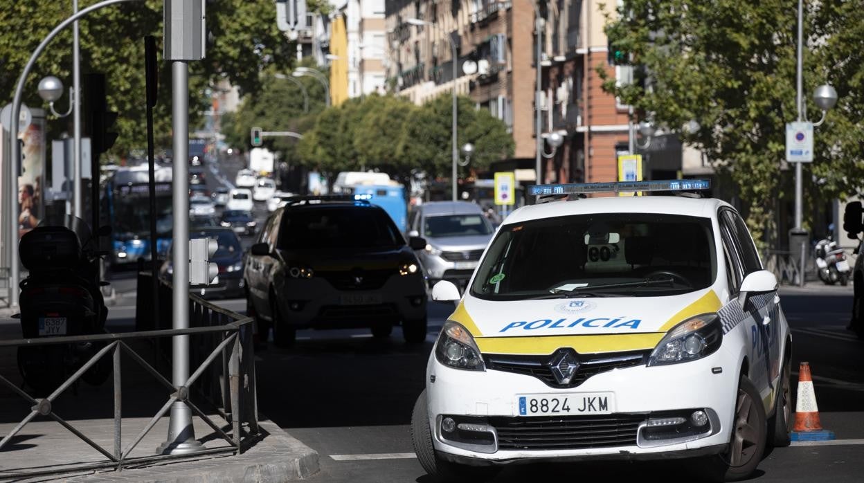 Control de la Policía Municipal, en el puente de Vallecas