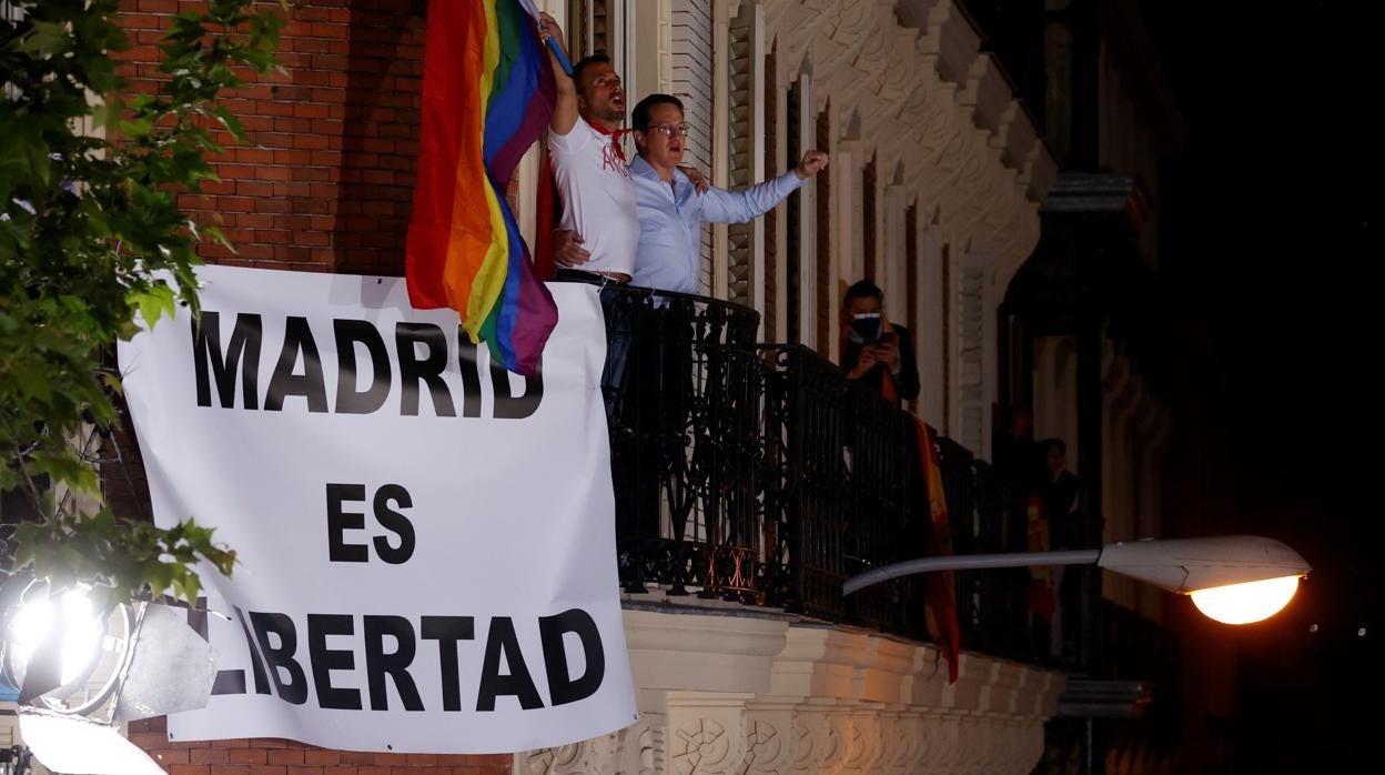 Los regalos del PP a los vecinos que se asomaron a los balcones para sumarse a la fiesta de Génova el 4-M