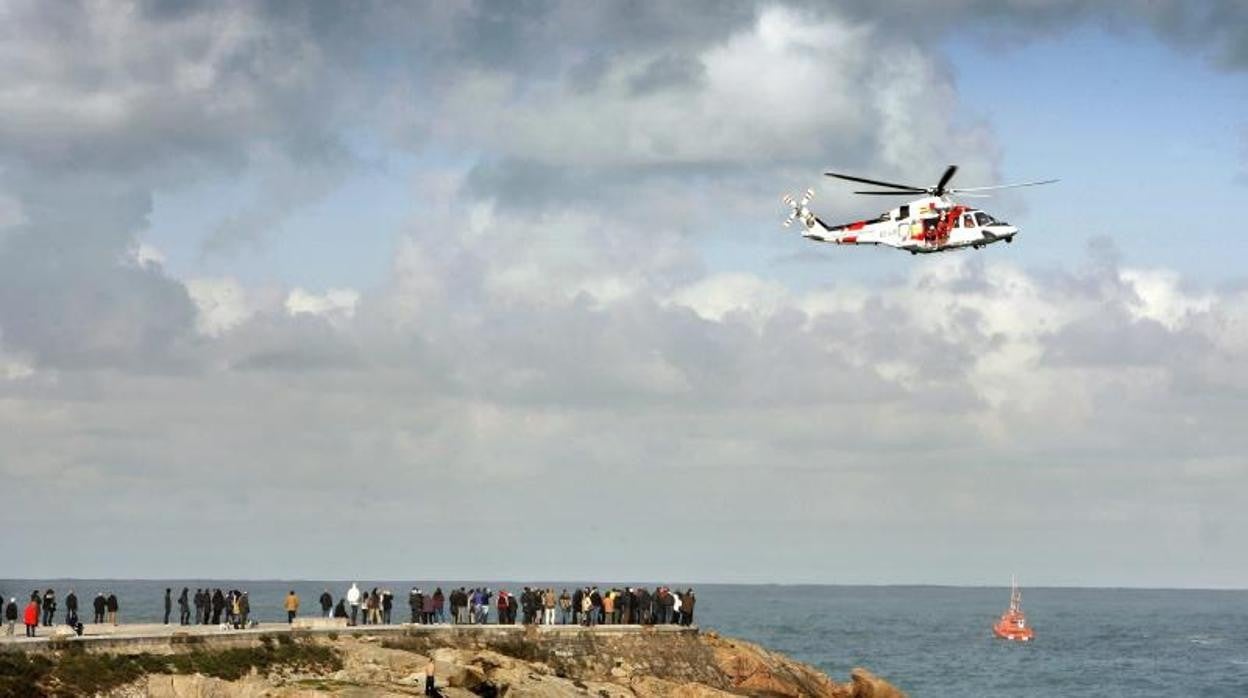 Un helicóptero y una lancha de Salvamento Marítimo en acción, en una imagen de archivo