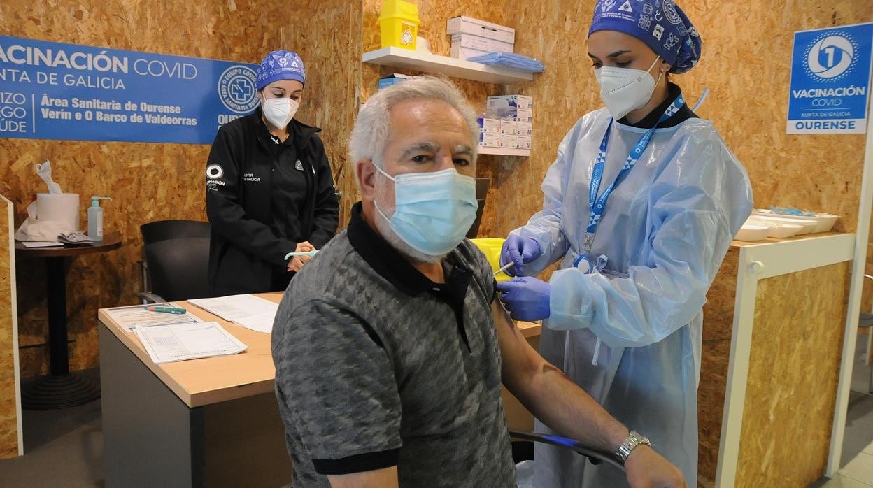 El presidente del Parlamento de Galicia, Miguel Santalices, recibe la primera dosis de la vacuna en Expourense