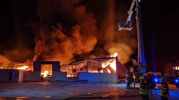Un incendio destruye una nave de muebles en Huecas