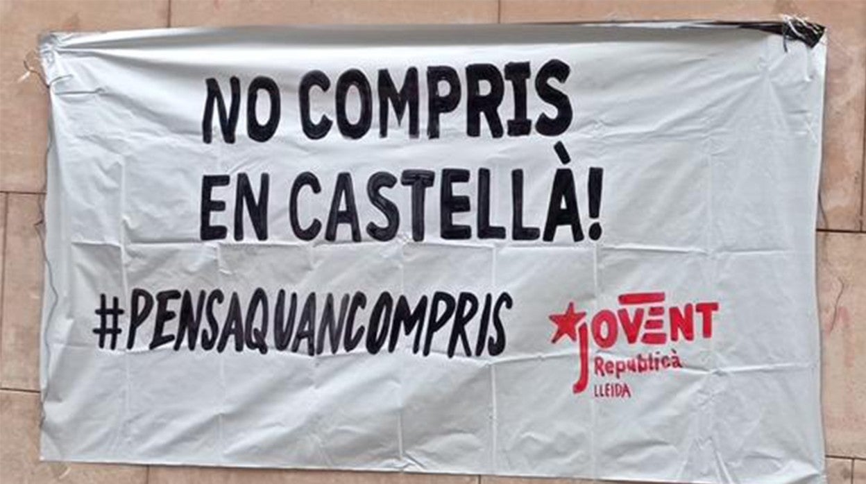 Cartel de las juventudes de ERC de Lérida animando a no comprar «en castellano»