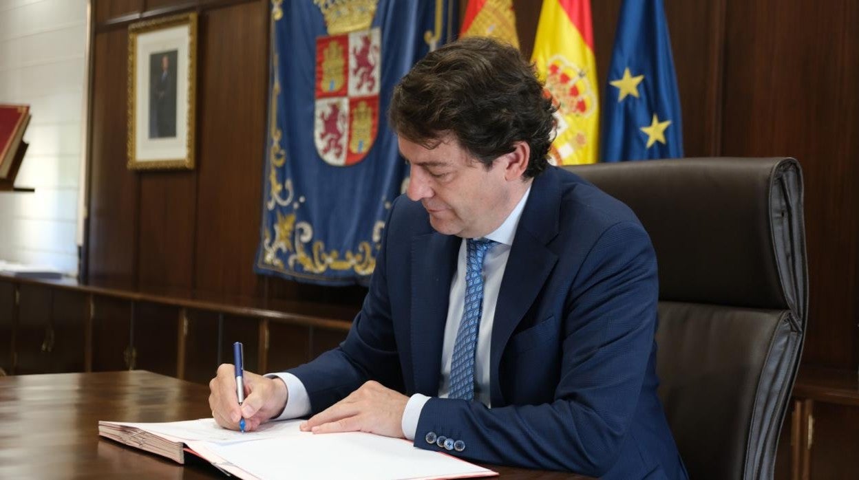 El presidente de la Junta de Castilla y León, Alfonso Fernández Mañueco, firma la supresión del Impuesto de Sucesiones y Donaciones en la Comunidad, tras aprobarse su bonificación al 99 por ciento