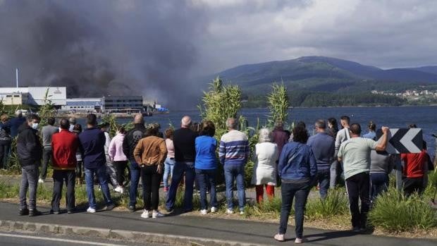 El incendio en la conservera Jealsa se lleva por delante 11.000 metros cuadrados de la fábrica