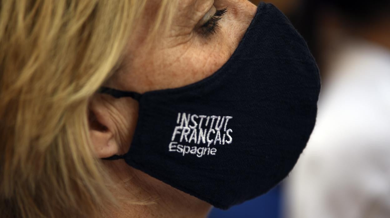 Imagen de una mujer con una mascarila del Instituto Francés en España tomada en Valencia