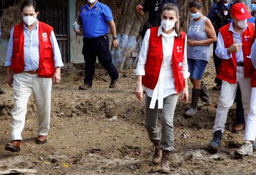 Doña Letizia, en La Lima (Honduras), tras el paso de los huracanes Eta y Iota, en diciembre