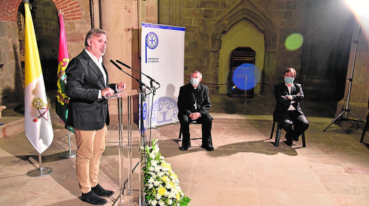 El alcalde de Plasencia, junto al obispo placentino y el presidente de la Junta