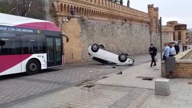 Un despiste, posible causa del espectacular vuelco de un vehículo en la calle Unión