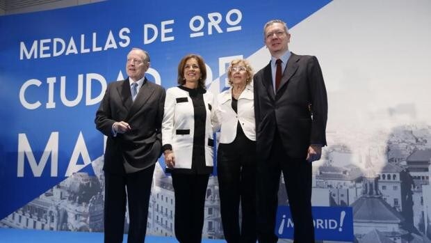 Madrid concede su Medalla de Honor a Botella y Carmena pese al rechazo de PSOE y la abstención de Vox