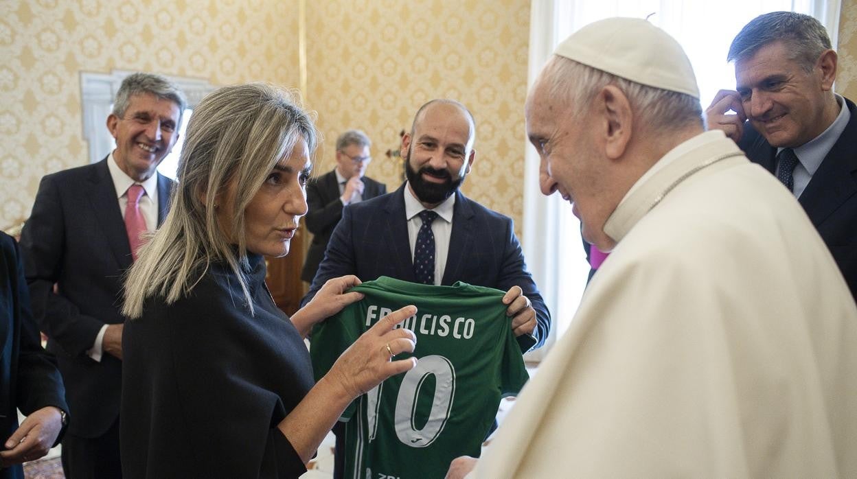 La audiencia papal es el acto central de la visita institucional que la alcaldesa está realizando en Roma,