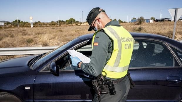 Los dispositivos policiales se refuerzan el fin de semana para controlar el toque de queda y las restriciones en Valencia