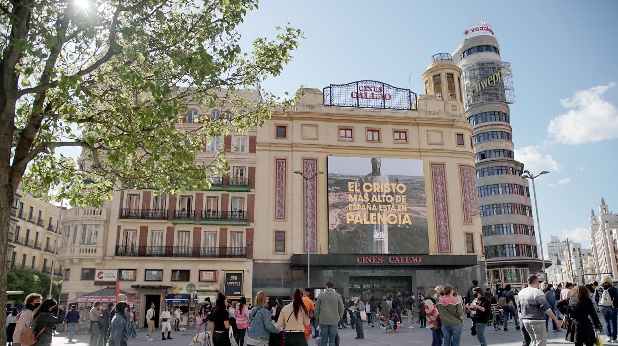 Campaña del Ayuntamiento de Palencia sobre Cristo del Otero en pantallas gigantes de la plaza de Callao de Madrid