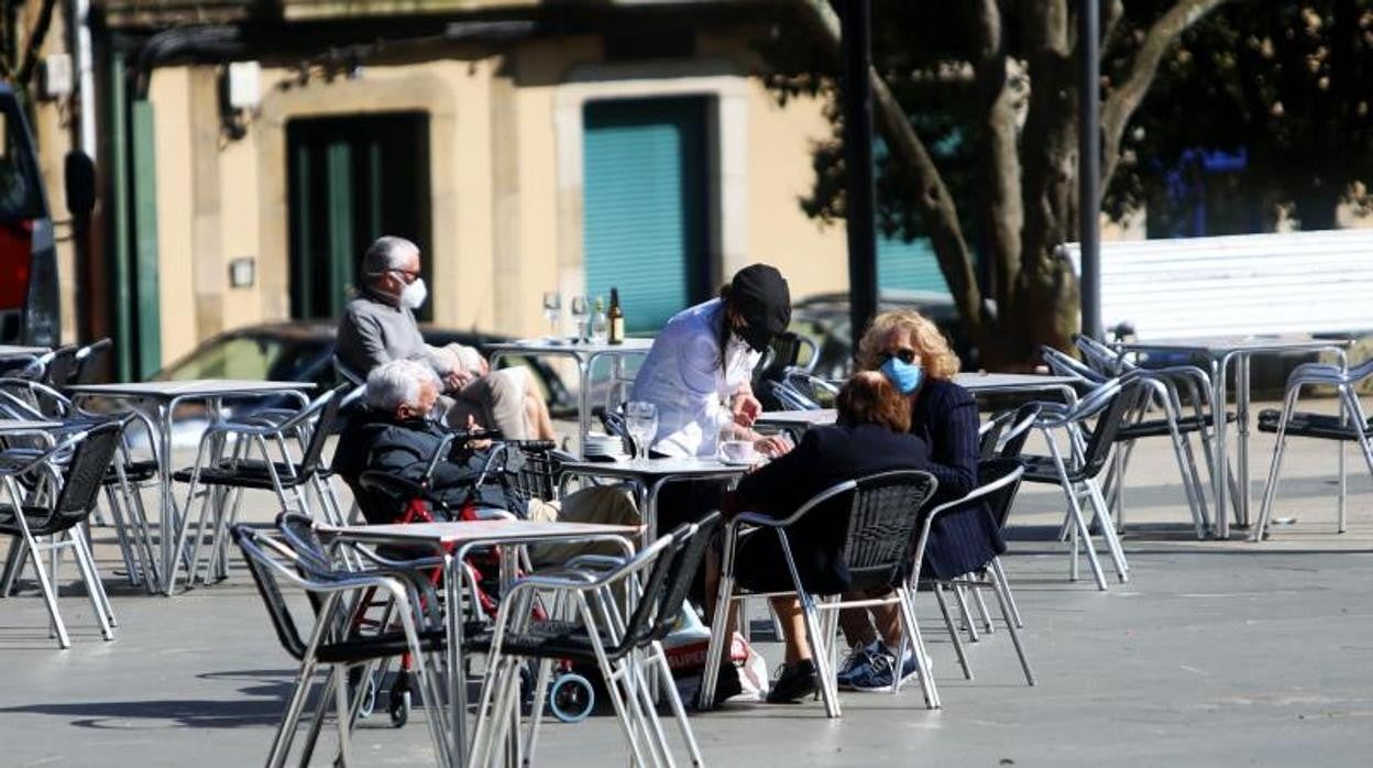 Una terraza en Ferrol con medidas para combatir la pandemia del coronavirus