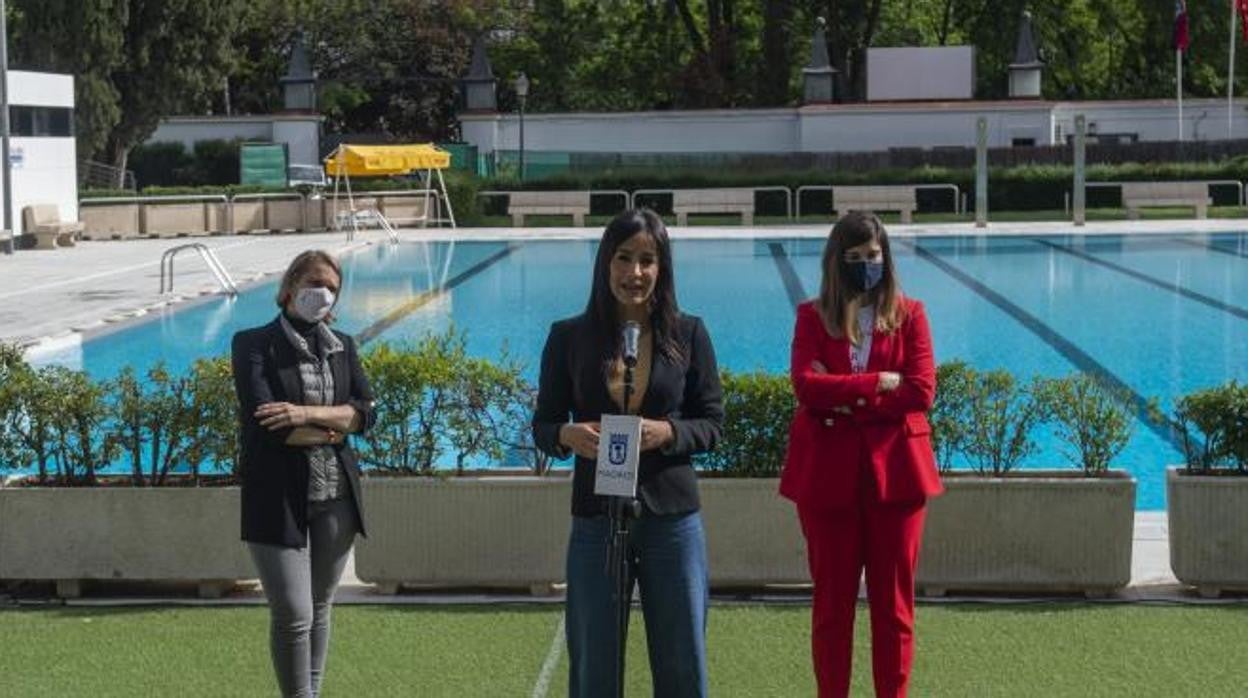 La vicealcaldesa de la capital, Begoña Villacís, durante la presentación de la temporada de piscina