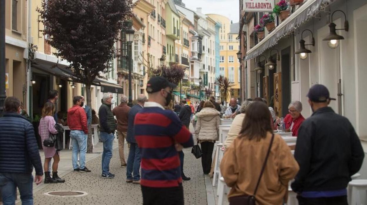 Ciudadanos caminando por las calles de Ribadeo, abierto con Asturias tras el fin del Estado de Alarma