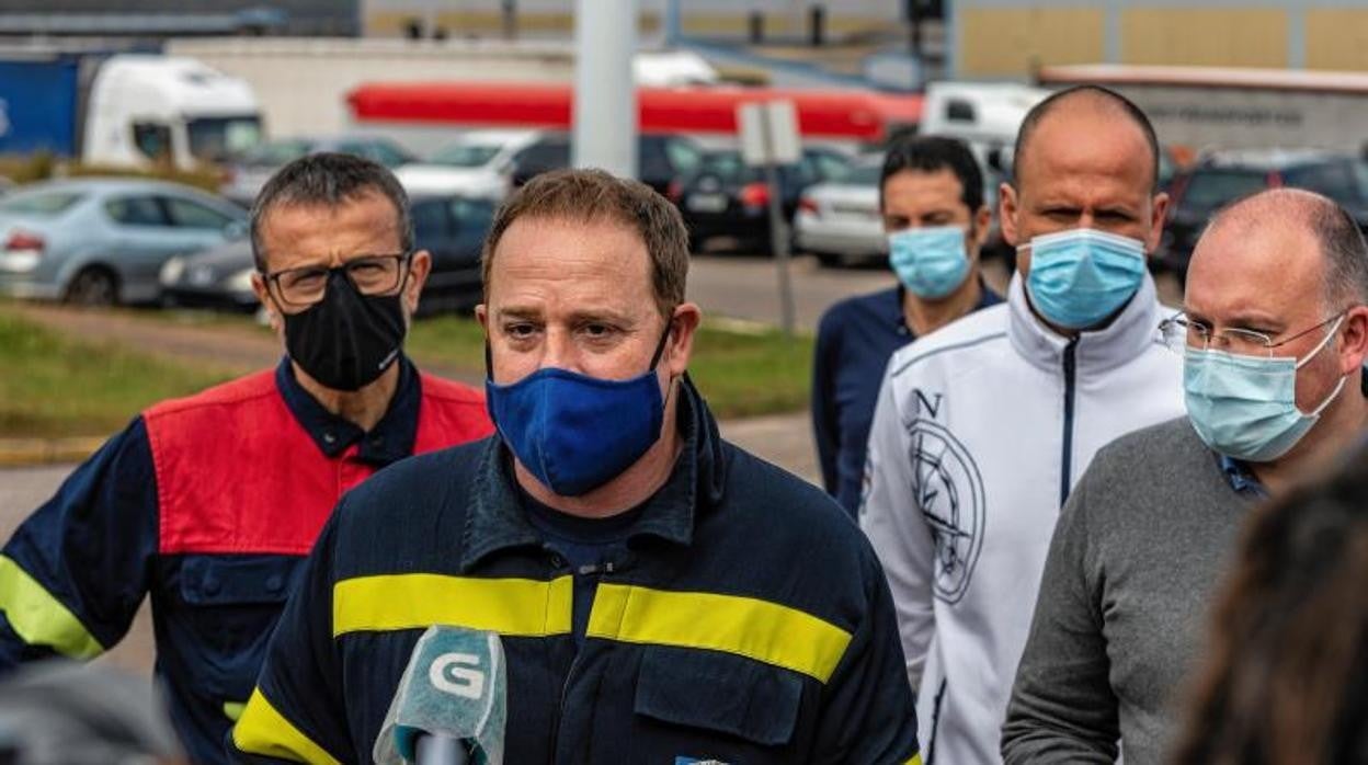 Representantes del comité de Alcoa atendiendo a los medios en una imagen de archivo