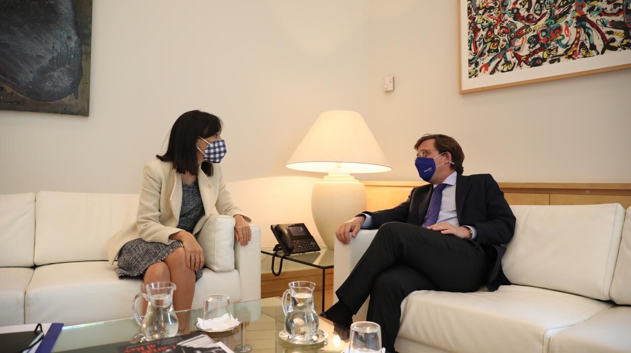 La delegada del Gobierno, Mercedes González, y el alcalde de Madrid, José Luis Martínez-Almeida, durante us encuentro