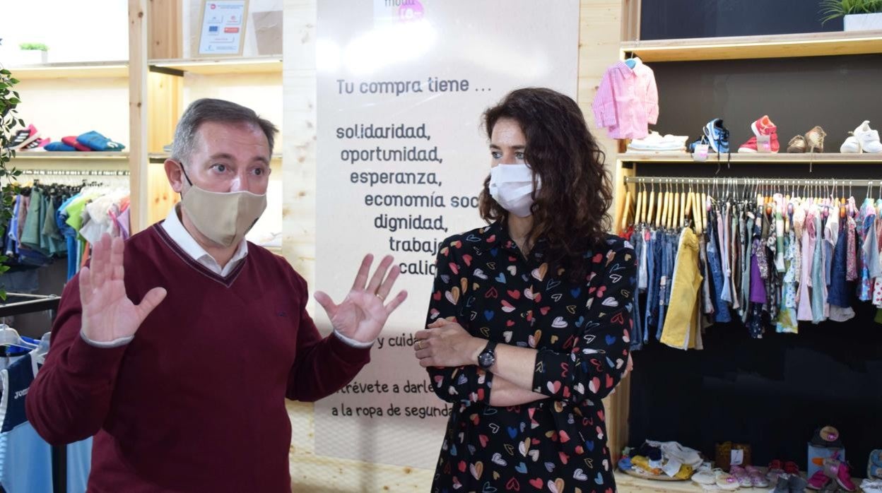 Nuria Chust, durante su visita a la tienda de Cáritas en Toledo