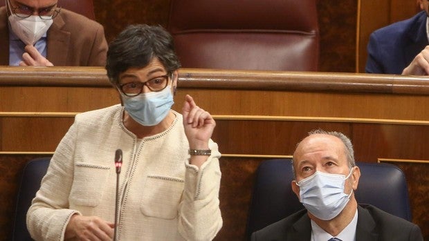 Laya culpa a Ayuso de las restricciones para viajar de Reino Unido aunque la incidencia de País Vasco supera la de Madrid