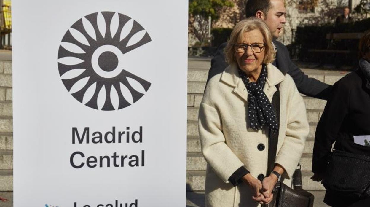 La entonces alcaldesa de Madrid, Manuela Carmena, durante un paseo por Madrid Central