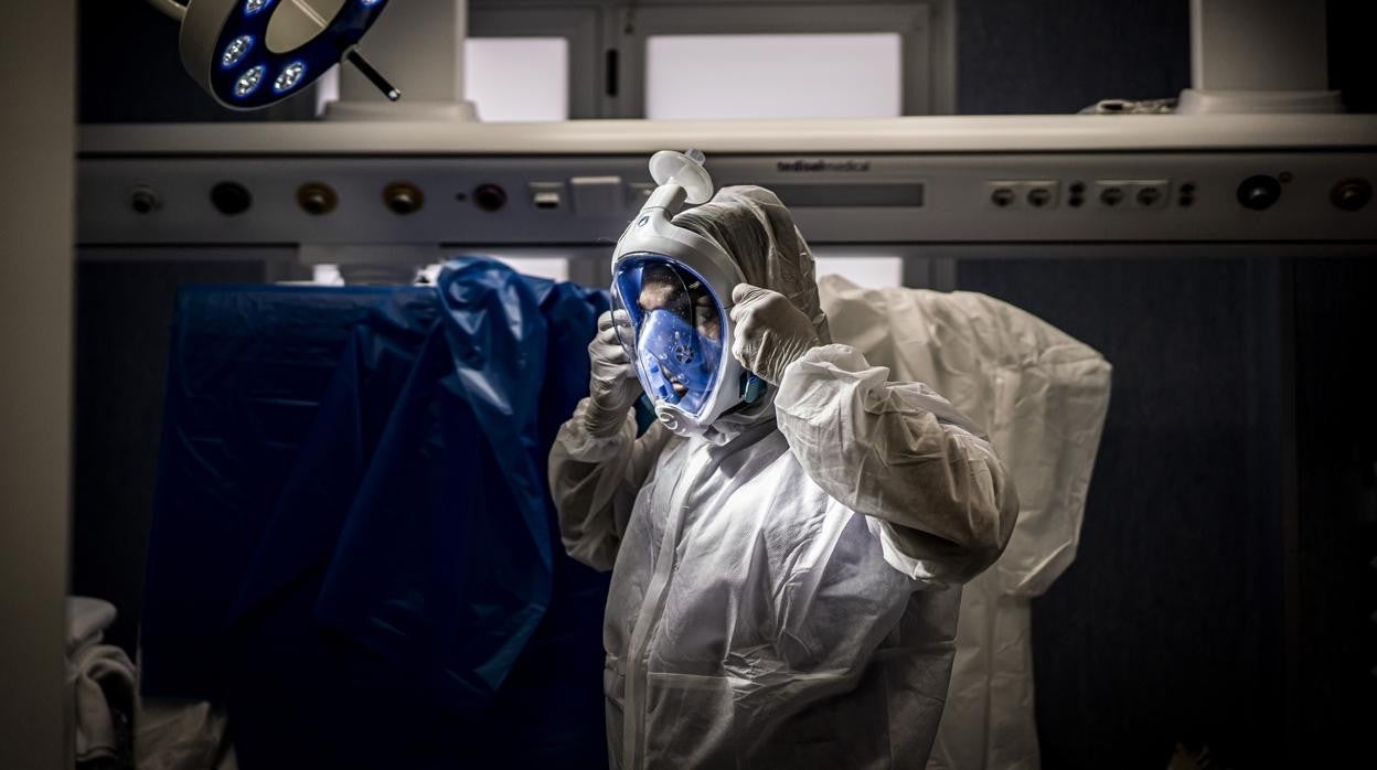 Imagen de archivo de un sanitario protegiéndose contra el coronavirus durante la primera ola en un hospital de Valencia