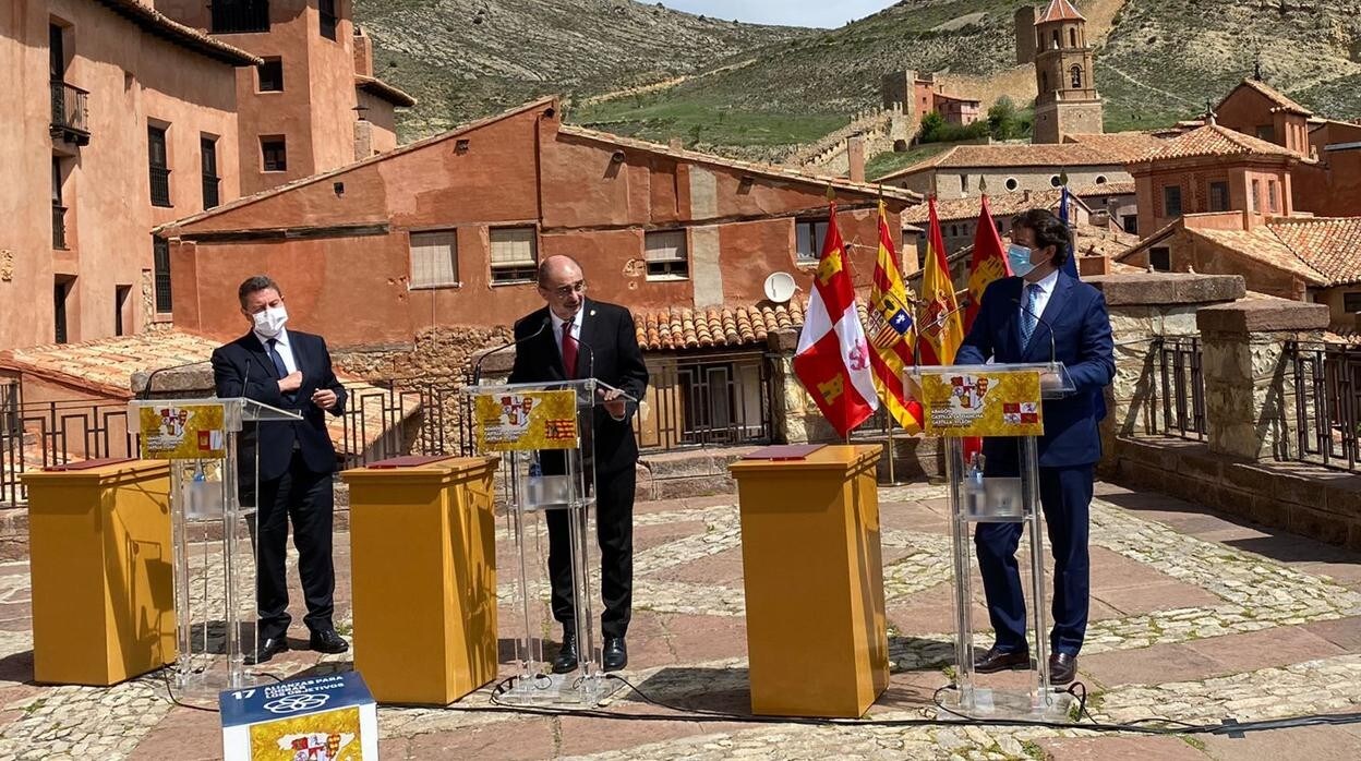 De izquierda a derecha, los presidentes de Castilla-La Mancha (Page), de Aragón (Lambán) y de Castilla y León, (Mañueco), durante su reunión de este jueves en Albarracín (Teruel)
