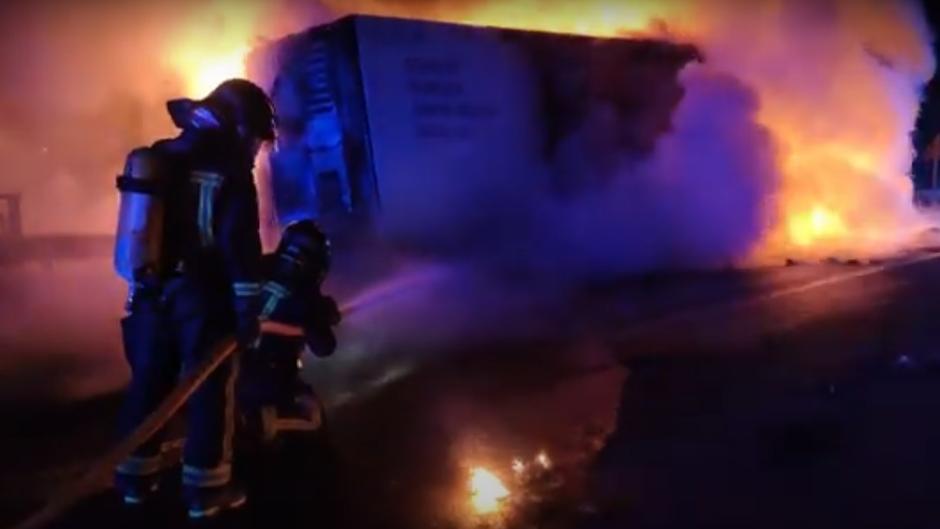 Aparatoso incendio de un camión de madrugada en la AP-1 en Rubena