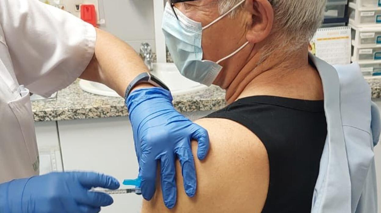 Imagen del alcalde de Valencia, Joan Ribó, recibiendo la vacuna contra el coronavirus