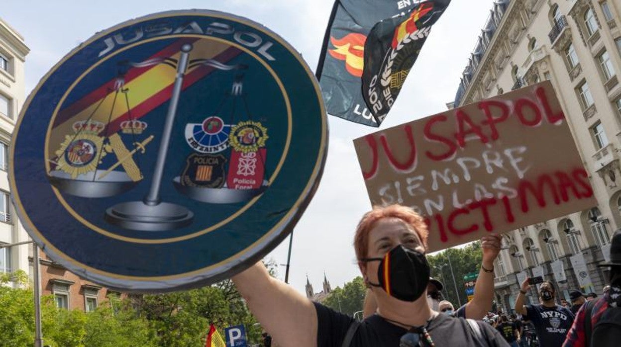 Una manifestante en una protesta de Jusapol, asociación de la que surgió el sindicato