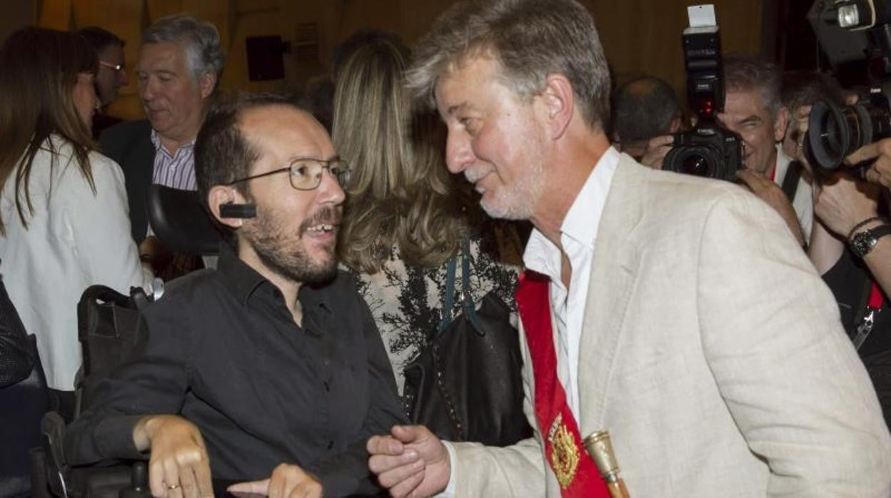 El exalcalde de Zaragoza y actual concejal, Pedro Santisteve, junto al portavoz de Podemos en el Congreso, Pablo Echenique, en una imagen de archivo