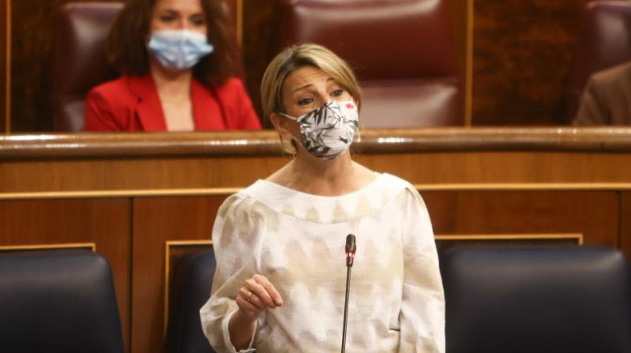 La vicepresidenta tercera y ministra de Trabajo y Economía, Yolanda Díaz, interviene en una sesión de control en el Congreso de los Diputados