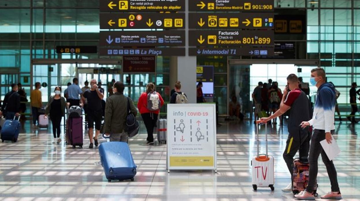 Varias personas transitan por la terminal 1 del aeropuerto Josep Tarradellas Barcelona El Prat