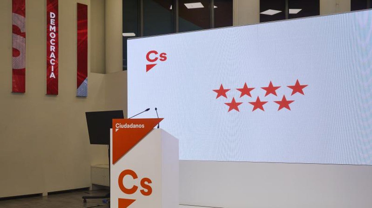 Atril vacío en la sede de Cs, en un momento de la noche electoral del pasado 4-M