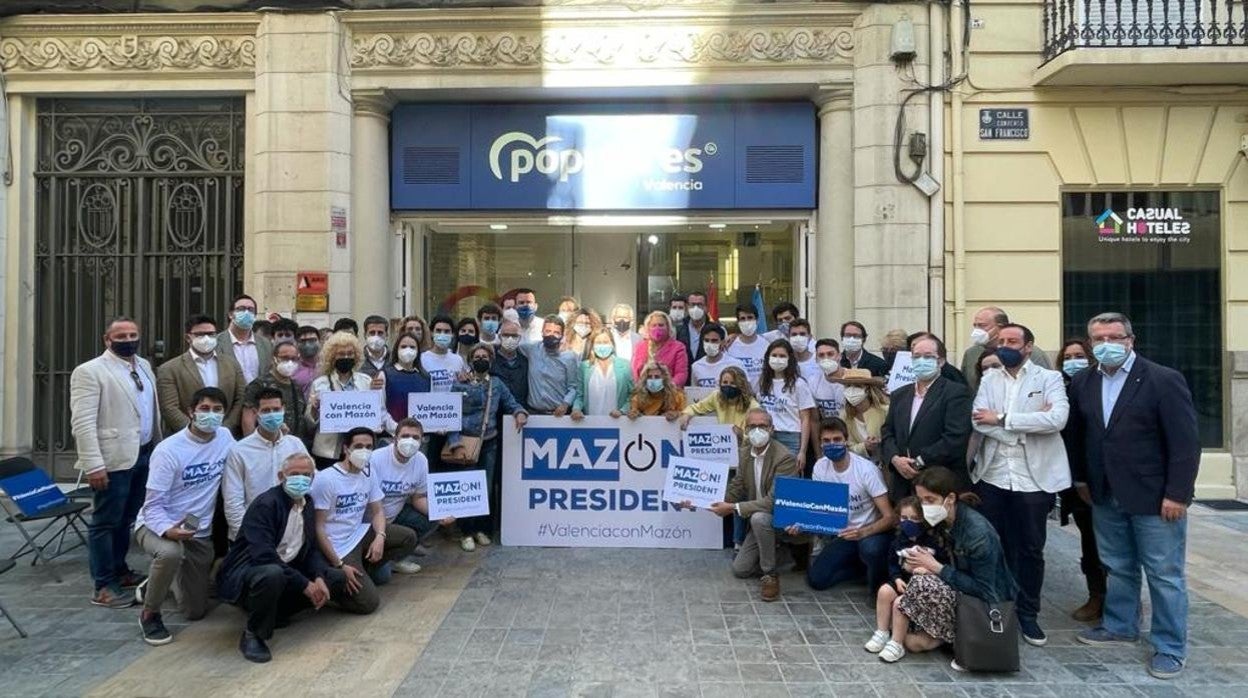 Militantes del PPCV junto a Carlos Mazón en la recogida de avales, este viernes en Valencia