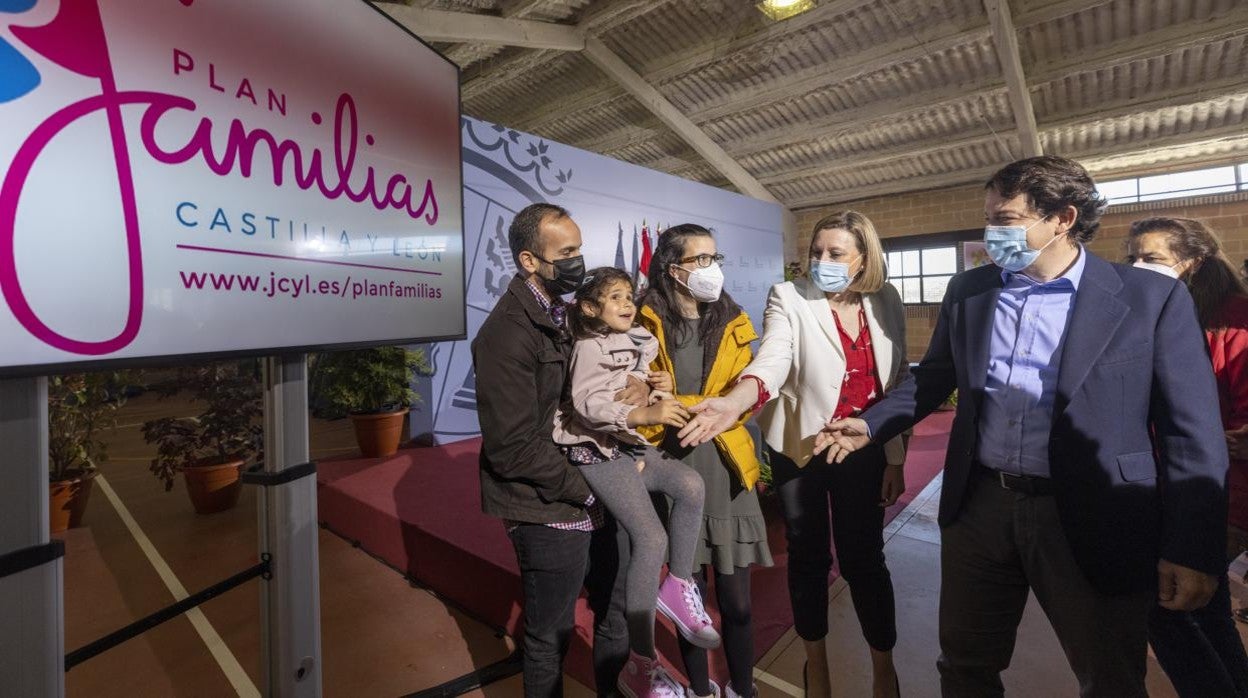 Mañueco e Isabel Blanco saludan a una familia durante la presentación del Plan